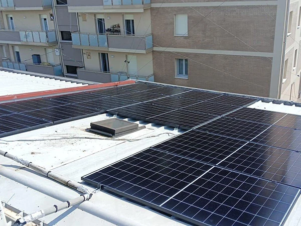 impianto-fotovoltaico-installato-su-tetto-condominiale