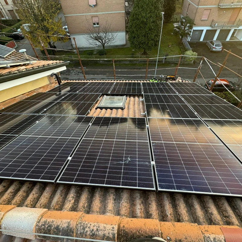 installazione-impianto-fotovoltaico-su-tetto-di-abitazione-privata