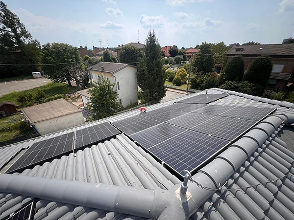 pannelli-fotovoltaici-installati-su-tetto-in-coppi-moderni-grigi