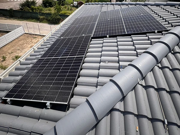 pannelli-solari-su-tetto-di-abitazione-a-suzzara
